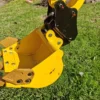 Mekaniskt snabbfäste med sprint för minigrävare ger ca 20 cm extra täckvidd.
